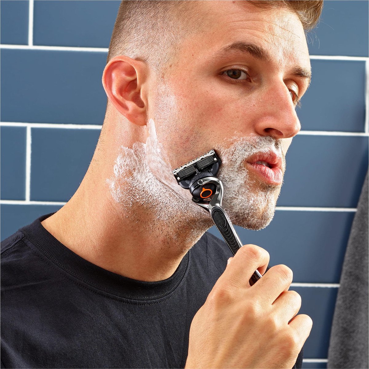 Gillette ProGlide scheermesjes verpakking met 4 mesjes, naast 4 losse scheermesjes.