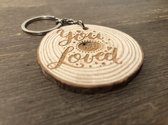 SLEUTELHANGER | "YOU ARE LOVED" | ROND | HOUT | BOOMSTAM | 4,5CM