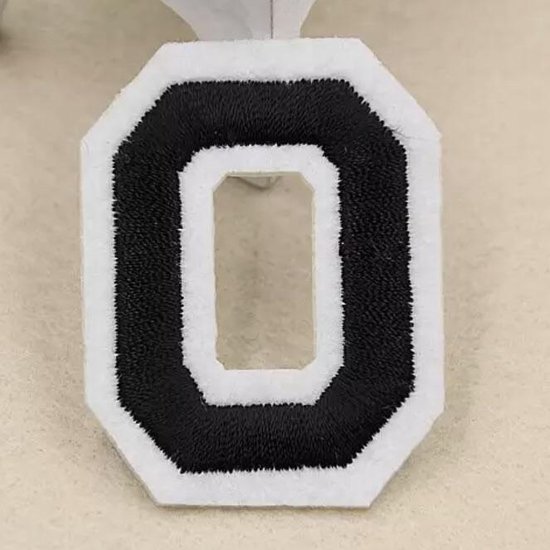 Letter M - Chenille Stitch Varsity opstrijkbare alfabet patch door pc, 4-1/2, TR-11648 (zwart/wit