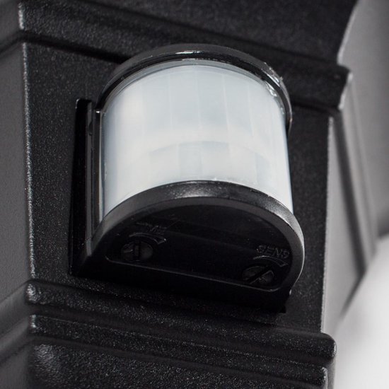 Close-up van de bewegingssensor op een zwarte wandlamp.