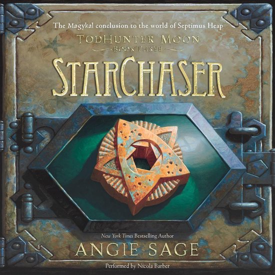 Boekomslag 'Starchaser', het magykal einde van de wereld van Septimus Heap. Goudkleurige letters op een verweerde, antieke boekband met een metalen ster.