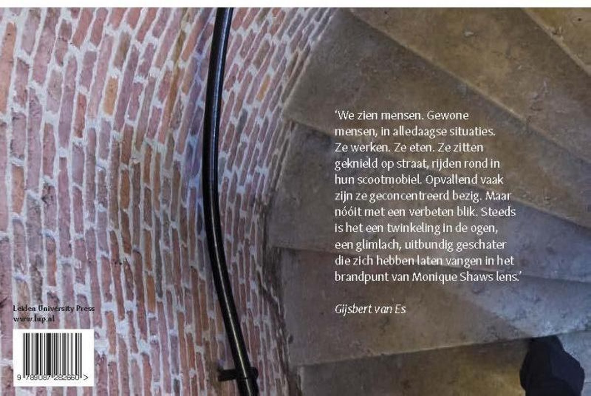 Gedrukte tekst op spiltrap met bakstenen muur, 'Leiden University Press www.lup.nl'