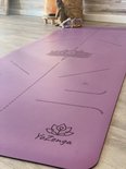 Paarse yogamat met lotusbloem-print en richtlijnen.