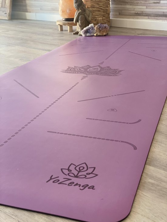 Paarse yogamat met lotusbloem-print en richtlijnen.