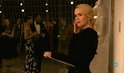 Sarah Paulson in een zwarte, glinsterende avondjurk, met gasten op een gala-evenement op de achtergrond.