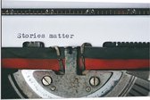 Dibond - ''Stories Matter'' op Typmachine  - 90x60cm Foto op Aluminium (Wanddecoratie van metaal)