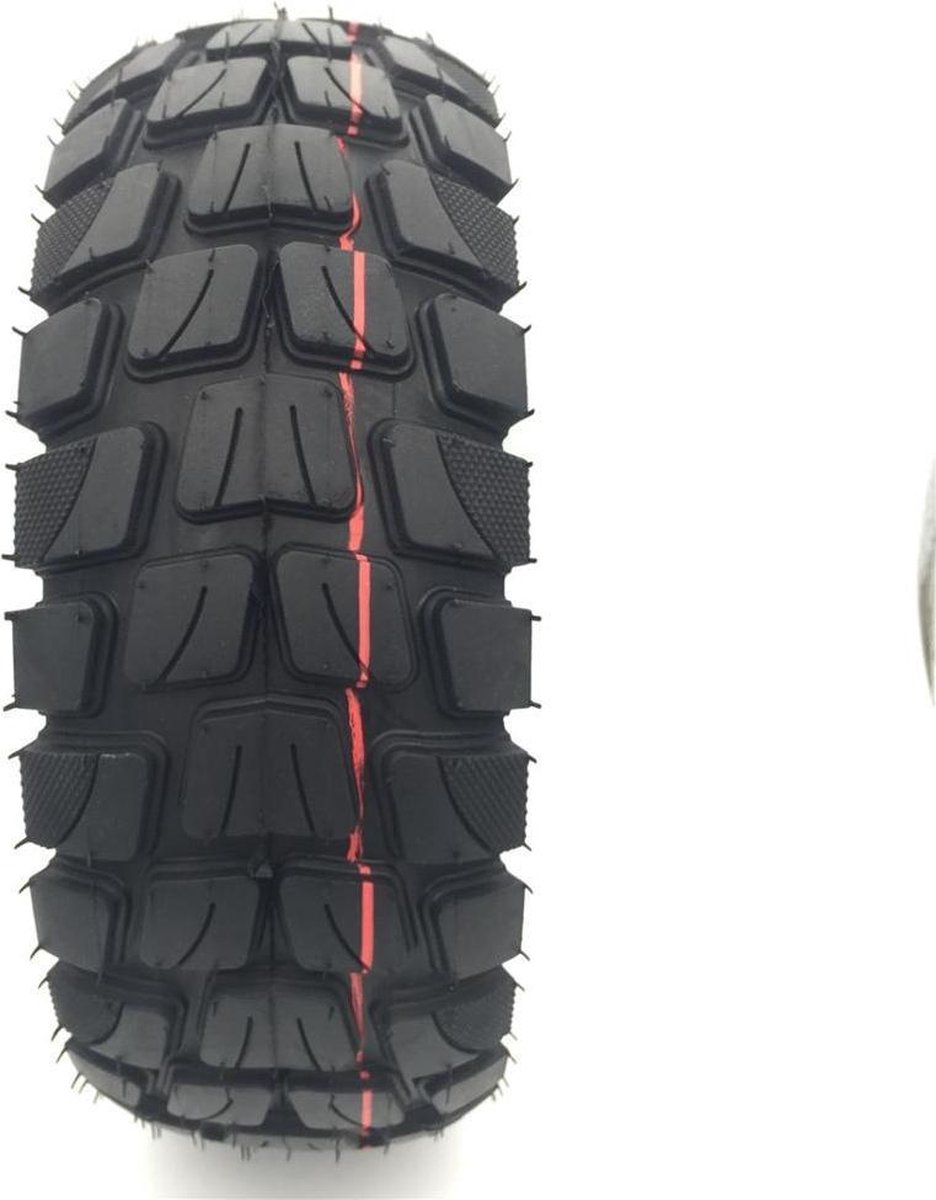 Het Wiel Van De Vrachtwagenauto Op Offroad Bosavonturensleep Stock Afbeelding - Afbeelding van