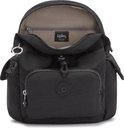 Zwarte Kipling rugzak met open vak, ritssluiting, trekkoord en Kipling logo.