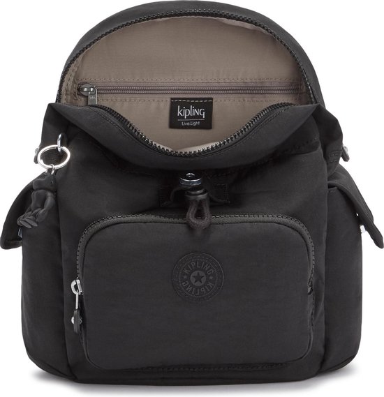 Zwarte Kipling rugzak met open vak, ritssluiting, trekkoord en Kipling logo.
