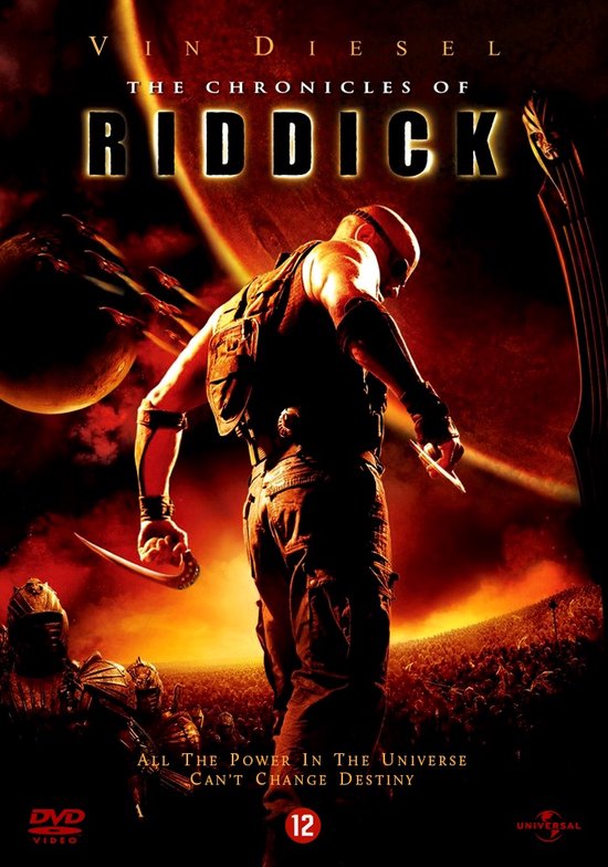 Vin Diesel als Riddick in The Chronicles of Riddick, met een woestijnlandschap op de achtergrond.