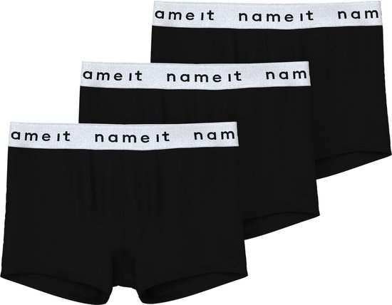 Drie zwarte Name It boxershorts met een witte tailleband met zwarte tekst.