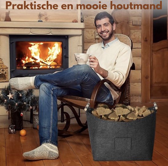Man zit bij een haardvuur met een kopje thee, naast een donkergrijze vilten mand vol met houtblokken.