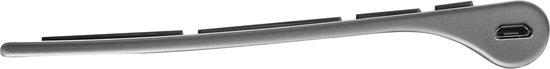 Zij-aanzicht van een dun, zilverkleurig toetsenbord met USB-C oplaadpoort.