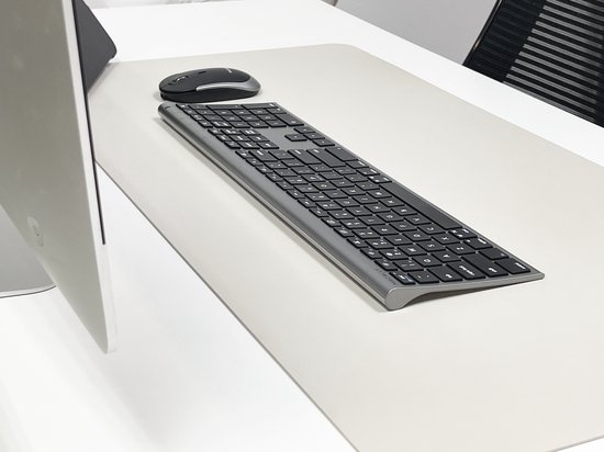 Macally draadloos Bluetooth toetsenbord en muis combo op een wit bureau.
