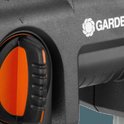 Detail van de zwarte GARDENA waterverdeler met een oranje draaiknop.