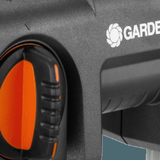 Detail van de zwarte GARDENA waterverdeler met een oranje draaiknop.