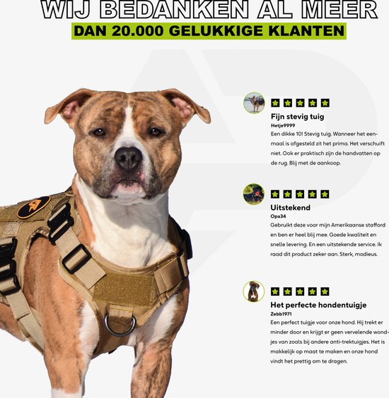 Een pitbull-achtige hond draagt een beige hondentuigje, met positieve klantrecensies.