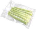 Een vacuümzak met verse groene selderijstengels.