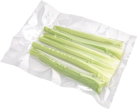 Een vacuümzak met verse groene selderijstengels.