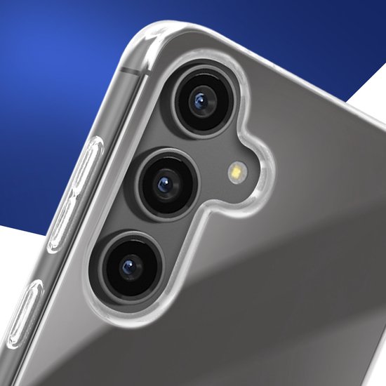 Gros plan des trois appareils photo d'un téléphone Samsung dans une coque transparente.