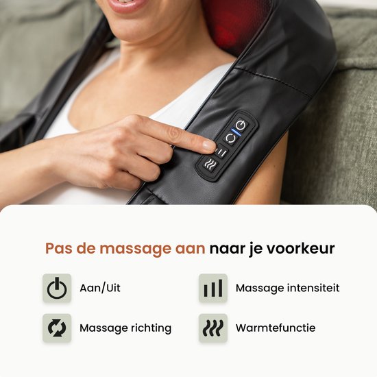Close-up van een vrouw die met haar vinger op de bedieningsknoppen van een zwart massagekussen drukt.