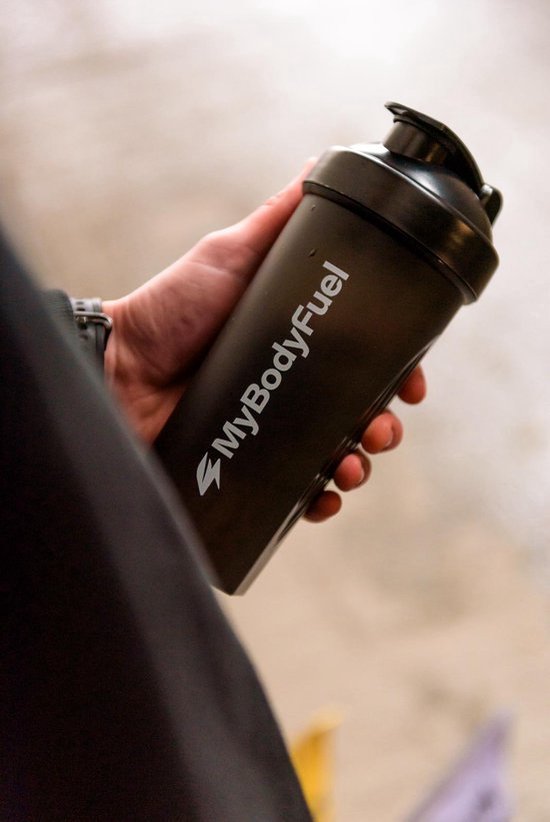 Hand houdt zwarte MyBodyFuel shaker vast.