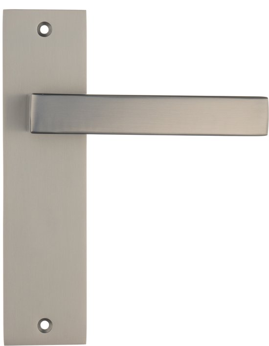 Deurklink op schild, gun metal, met een platte, rechthoekige greep op een langwerpig schild.