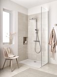 Moderne douchecabine met glanzend chromen douchesysteem, grote douchekop, handdouche en thermostaatkraan.