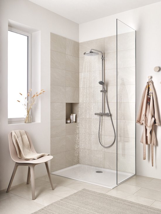 Moderne douchecabine met glanzend chromen douchesysteem, grote douchekop, handdouche en thermostaatkraan.
