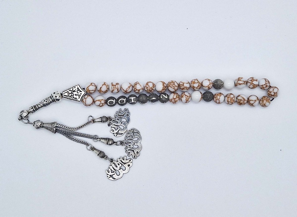 Handgemaakte naam tasbih 33 Kralen Natuursteen “Wit howliet gesponnen goud” - met metaal tassel “la alih ala allah"- Met je naam of de naam van uw geliefde- 8 mm diameter van de korrel
