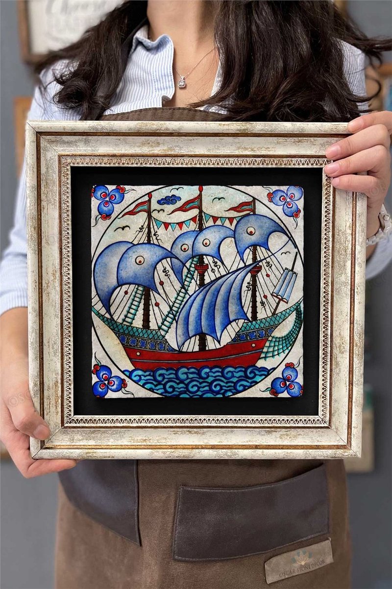 Schilderij - Natuursteen - Met boot motief – Delftsblauw - 30x30 cm - Muurdecoratie – Wanddecoratie - Ingelijst natuur stenenschilderij - Tegel kunst - Wanddecoratie - Muurdecoratie – Nieuwjaarscadeau - Kerstcadeau -Verjaardagscadeau