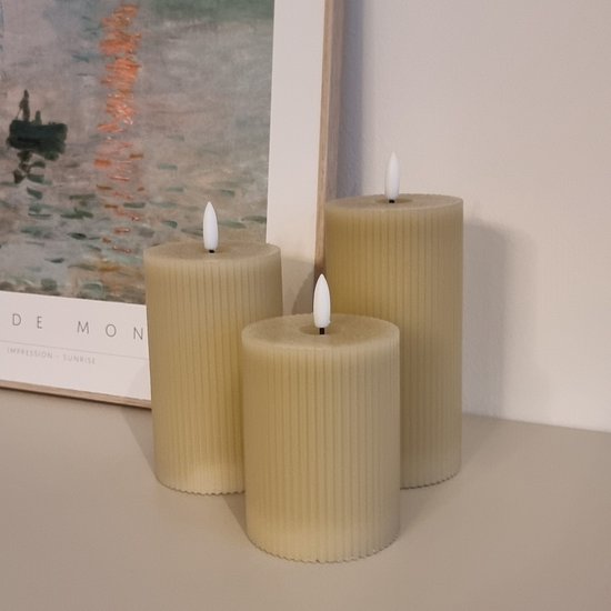 VITAMO Ribbed Candles Set - LED Kaarsen met Echte Wax en Realistische Flikkering - Natuurlijke en Sfeervolle Uitstraling - Ribbel Stompkaarsen - Beige (3 Stuks)