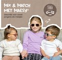 Trois enfants avec des lunettes de soleil : une fille au milieu avec des roses, un garçon à gauche avec des oranges, un garçon à droite avec des bleu clair.