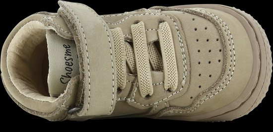 Taupe leren babysneaker van bovenaf gezien met veters en klittenbandsluiting.