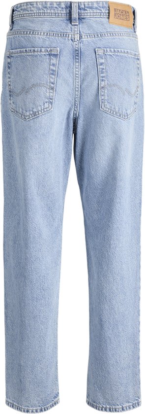 Wijde, lichtblauwe spijkerbroek met 'JACK & JONES' label, gezien van achteren.