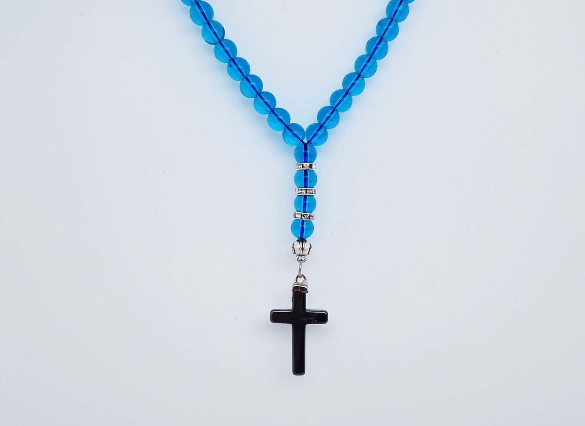 Handgemaakte Natuurstenen Autohanger "Blauwe kwarts"- Met metalen hanger "Kruis" - 8 mm diameter van de korrel- Mooie accessoire en decoratie voor de auto