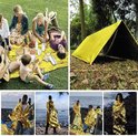 Groep mensen op picknickkleed, twee noodtenten in bos, en mensen op het strand met gouden nooddekens.