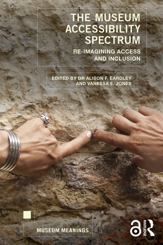 Boekomslag met de titel 'The Museum Accessibility Spectrum: Re-imagining Access and Inclusion'. Twee handen wijzen naar elkaar op een stenen muur. 'Museum Meanings' en 'Routledge' logo's onderaan.