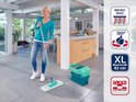 Femme avec une serpillière et un seau Leifheit Profi XL turquoise, avec les textes "Micro Duo", "360°", "XL 42 cm" et "Click System".