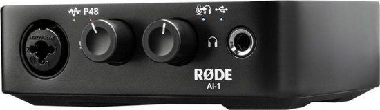 Zwarte RØDE AI-1 audio interface met P48, microfoon, hoofdtelefoon en USB-aansluitingen, twee draaiknoppen en indicatielampjes.