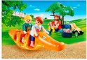 Oranje krokodillenwip met twee kinderen. Een man met een aap en een baby zitten op een bankje onder een boom.