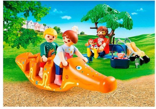 Oranje krokodillenwip met twee kinderen. Een man met een aap en een baby zitten op een bankje onder een boom.