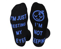 JAXY - Grappige Antislip Sokken Met Tekst - Funny Socks Dames en Heren - Origineel Cadeau voor Volwassene - Resting My Eyes - Blauw