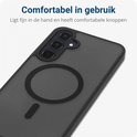 Zwarte matte beschermhoes met MagSafe-ring, camera-uitsparing en comfortabele knoppen.