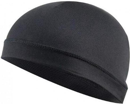Zwarte beanie met naden en omgeslagen rand.