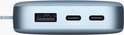 Close-up van de lichtblauwe Fresh 'n Rebel powerbank met USB-A en twee USB-C poorten.