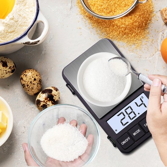 Balance de cuisine numérique avec fonction de comptage pesant 28,4 grammes de sucre avec une cuillère. Avec fonction tare et comptage.
