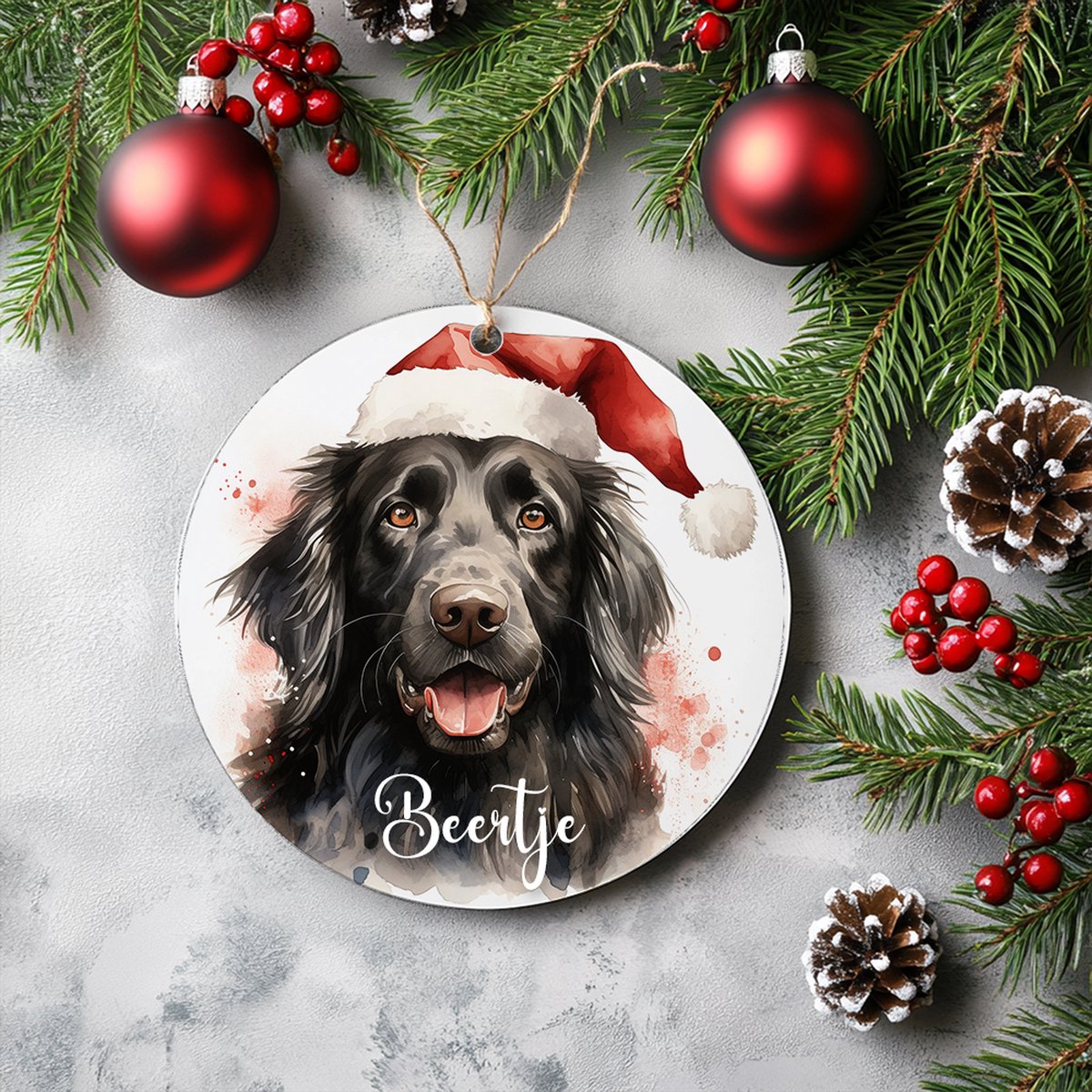 Flat coated retriever kerstboom hanger met naam, zwart silhouet op houten ornament.