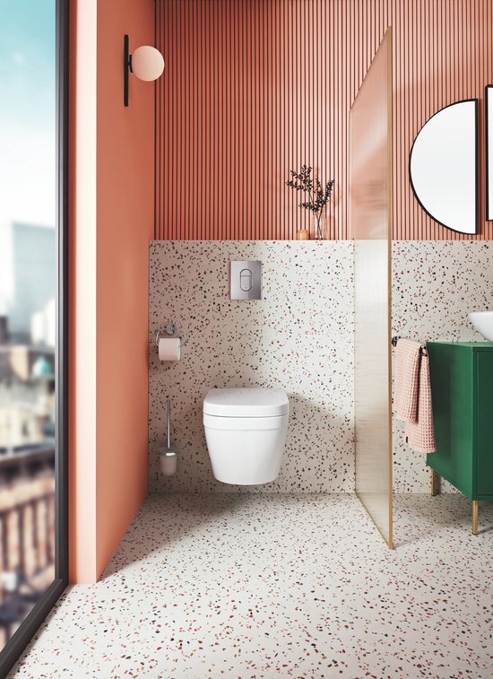 Salle de bain chic avec WC suspendu, porte-brosse WC et console verte.