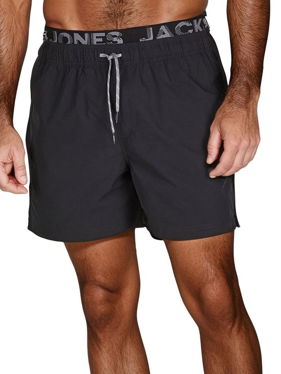 Homme portant un short de bain noir avec ceinture élastique logo et cordon.